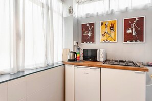 Réfrigérateur, micro-ondes, grille-pain