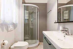 Regadera, bidet, toallas 