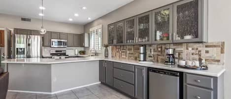 Kühlschrank, Mikrowelle, Ofen, Herdplatte