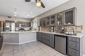 Fridge, microwave, oven, stovetop - Sun City West Desert Getaway (Sun City West)