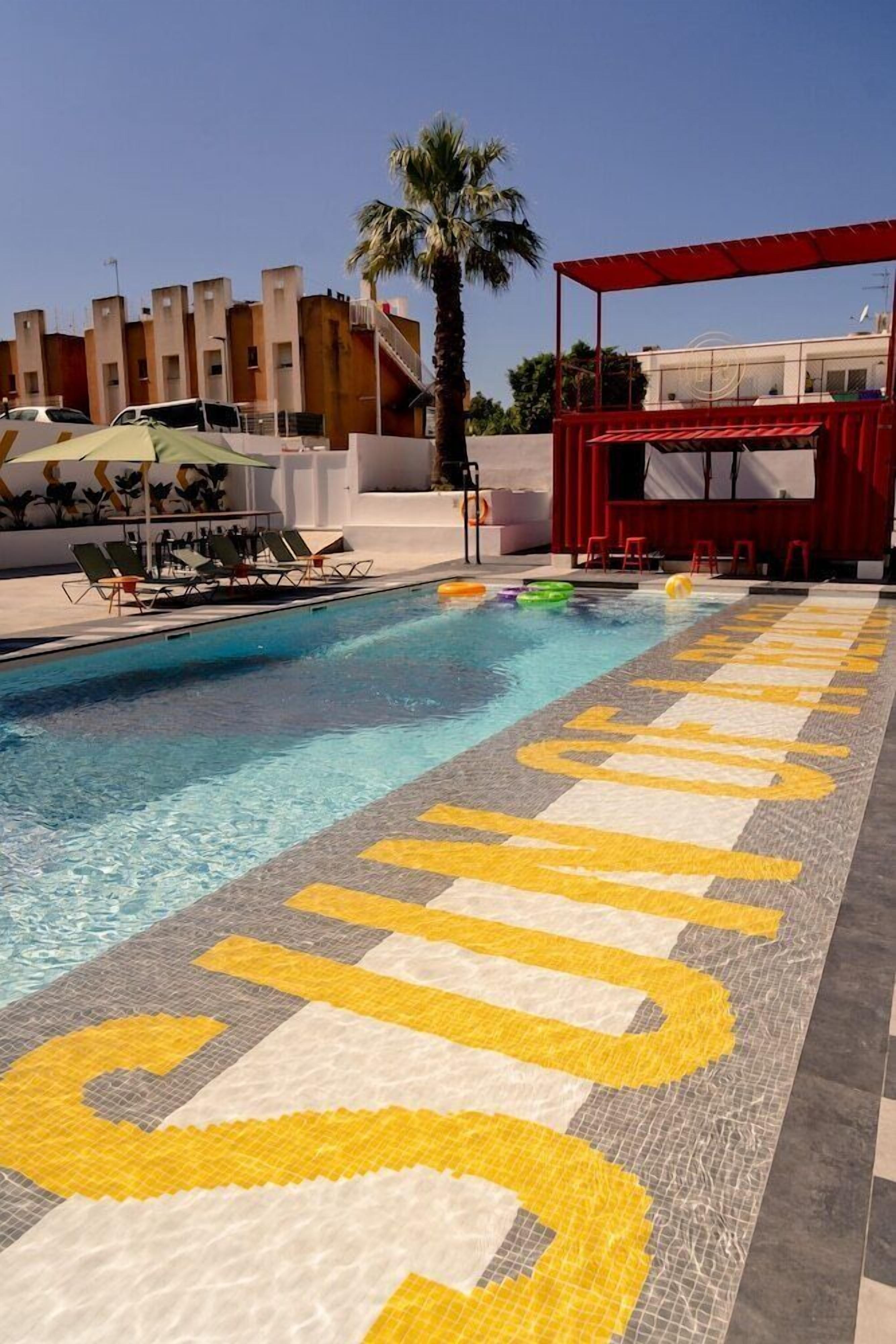 Una piscina al aire libre