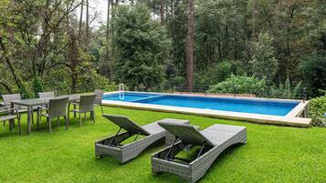 Piscine extérieure, chaises longues