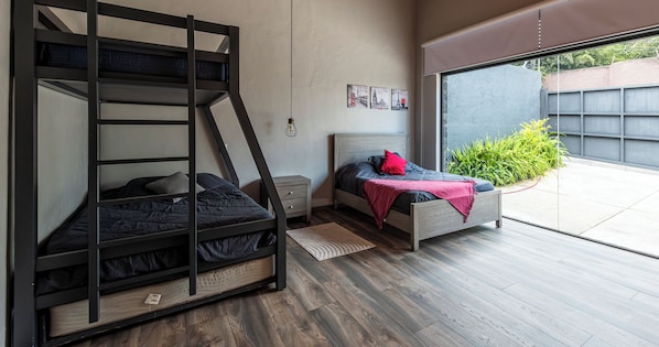 House, Garden View | Blackout drapes, free WiFi