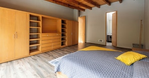 House, Garden View | Blackout drapes, free WiFi, bed sheets