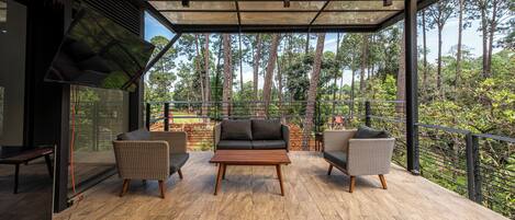 Hús - útsýni yfir garð | Verönd/útipallur