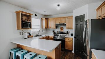 Mikrovågsugn, ugn, spishäll och diskmaskin