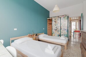 3 habitaciones y tabla de planchar con plancha 