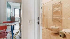 A bathroom with a shower, sink, and toilet. - GuestHost - Farini Apartment for 6 people Milan (Milan)