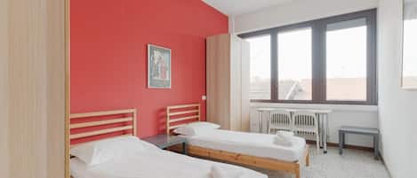 3 chambres, fer et planche Ă repasser