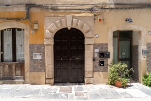 Exterior detail - GuestHost - Charming 65 sqm apartment, perfect for three people, located on the second floor of a building without an elevator.The property is located on the beautiful island of Ortigia, the small island that represents the historical and cultural center (Syracuse)