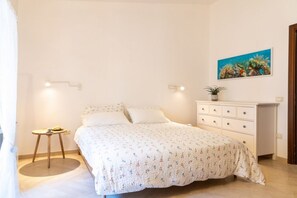 1 chambre, fer et planche à repasser