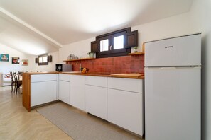 Kühlschrank, Mikrowelle, Geschirrspüler, Toaster