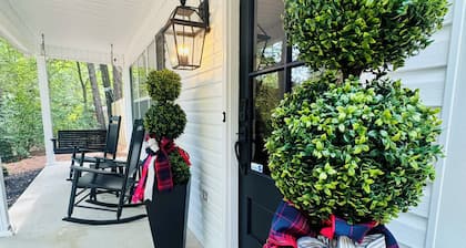 Southern Comfort Near The Square – Perfect for Game Days & Getaways