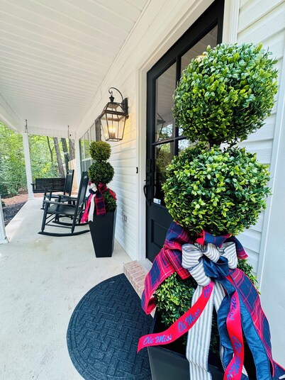 Southern Comfort Near The Square – Perfect for Game Days & Getaways