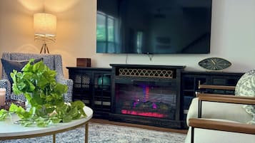 Smart-tv, eldstad och en stereo