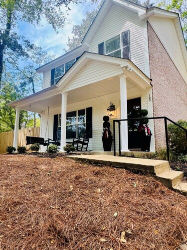 Southern Comfort 1/2 Mile to Square – Perfect for Game Days & Getaways