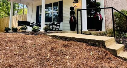 Southern Comfort 1/2 Mile to Square – Perfect for Game Days & Getaways