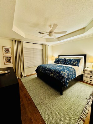 3 soverom, skrivebord, strykejern/-brett og wi-fi (inkludert)