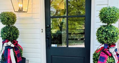 Southern Comfort Near The Square – Perfect for Game Days & Getaways
