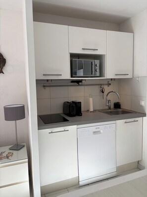 Microondas, parrilla de estufa y lavavajillas 