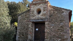 A small stone church with a bell tower, a circular window, and a wooden door. - Appt 2p-climatisé-WIFI-Parking-Pied dans l'eau-Plage La Badine-Presqu'ile Hyères (Hyères)