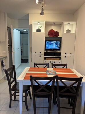 Dining - Appt 2p-climatisé-WIFI-Parking-Pied dans l'eau-Plage La Badine-Presqu'ile Hyères (Hyères)