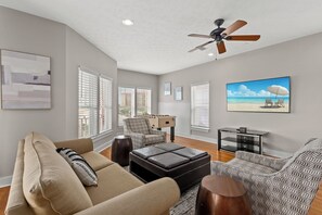 Smart TV, reproductor de DVD y futbolito 