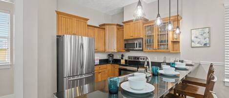 Kjøleskap, mikrobølgeovn, ovn og kokeplater