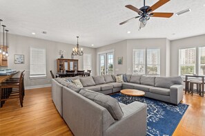 TV connectée, lecteur de DVD, baby-foot