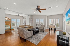 Living area - Nice 4-bedroom house with AC in Panama City Beach (Panama City Beach)