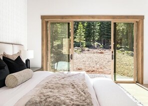 4 bedrooms, iron/ironing board, internet, bed sheets - Modernly Appointed 4 Bed 4.5 Bath Mountain Home with Club Amenities (Truckee)