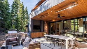 Eine Terrasse im Freien mit Esstisch, Stühlen und Sofas.