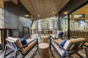 Smart TV, fireplace