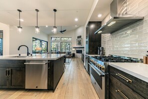 冷蔵庫、電子レンジ、オーブン、コンロ