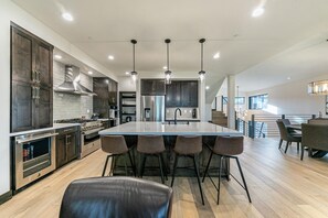 冷蔵庫、電子レンジ、オーブン、コンロ