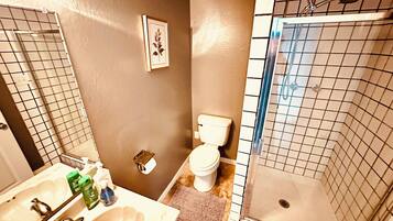 Doccia, asciugacapelli, asciugamani, sapone