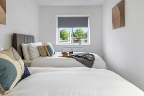 3 habitaciones, escritorio y tabla de planchar con plancha 