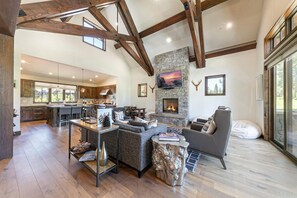 TV connectée, cheminée, table de tennis de table