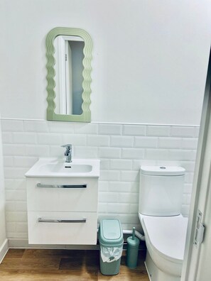 Secador de cabelo, toalhas de banho