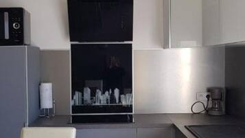 Køleskab, mikrobølgeovn, ovn, kogeplade