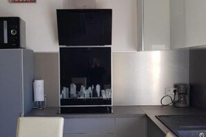 Kühlschrank, Mikrowelle, Ofen, Herdplatte