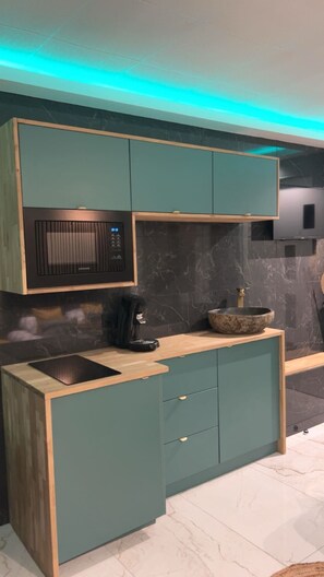 Microwave, stovetop - Gite with SPA & Private SAUNA "Murano Gold (Landrethun-le-Nord)
