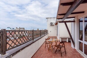 Outdoor dining - GuestHost - Quattro Mori Apartment with Terrace (Livorno)