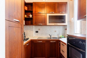 Refrigerador, horno, parrilla de estufa y tetera eléctrica 