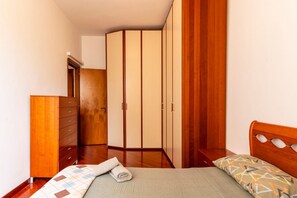 2 habitaciones, tabla de planchar con plancha y cuna de viaje 