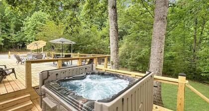 Secluded 10-acre villa, sleeps 18, hot tub!