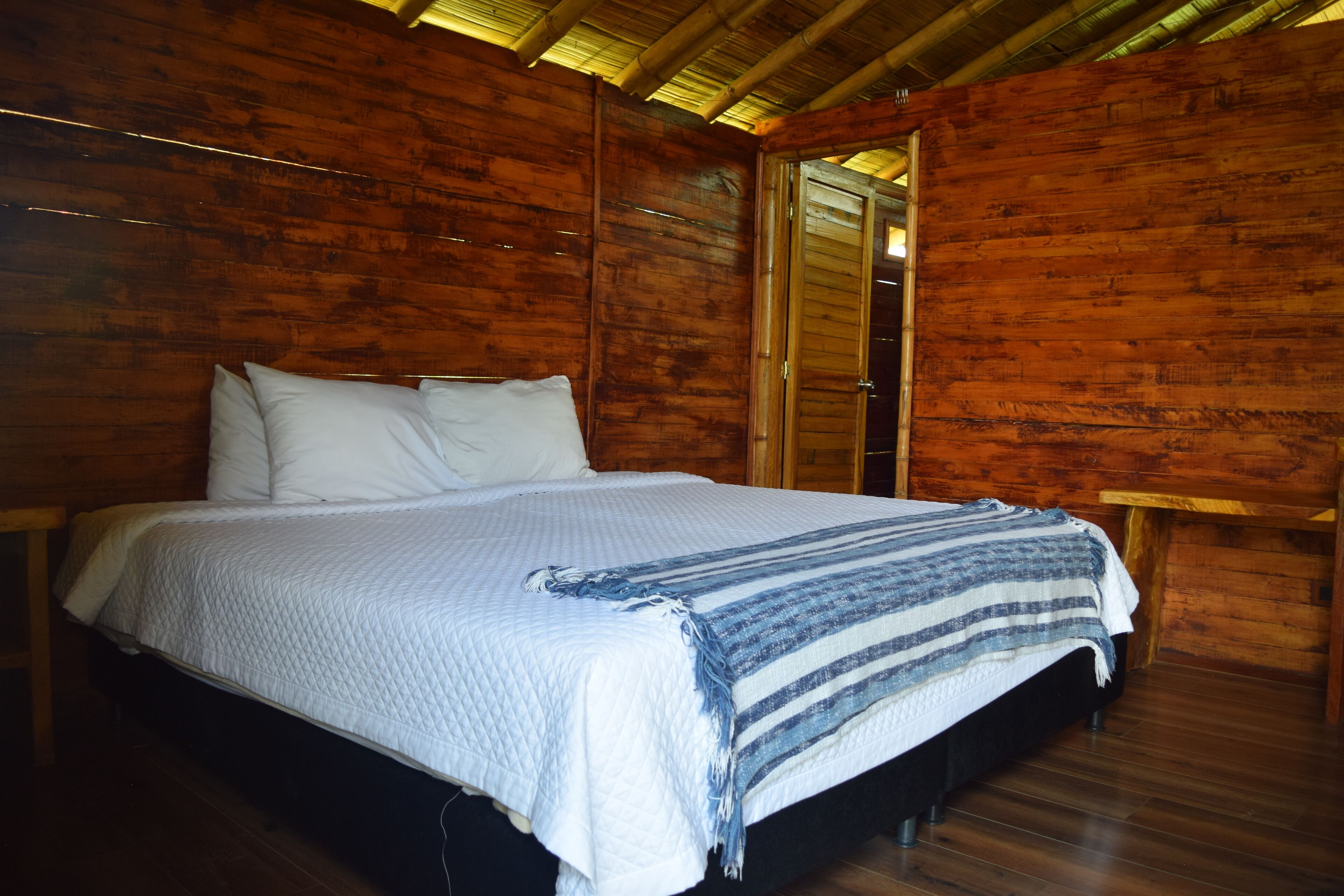 Standaard huisje, uitzicht op heuvels | Een bureau