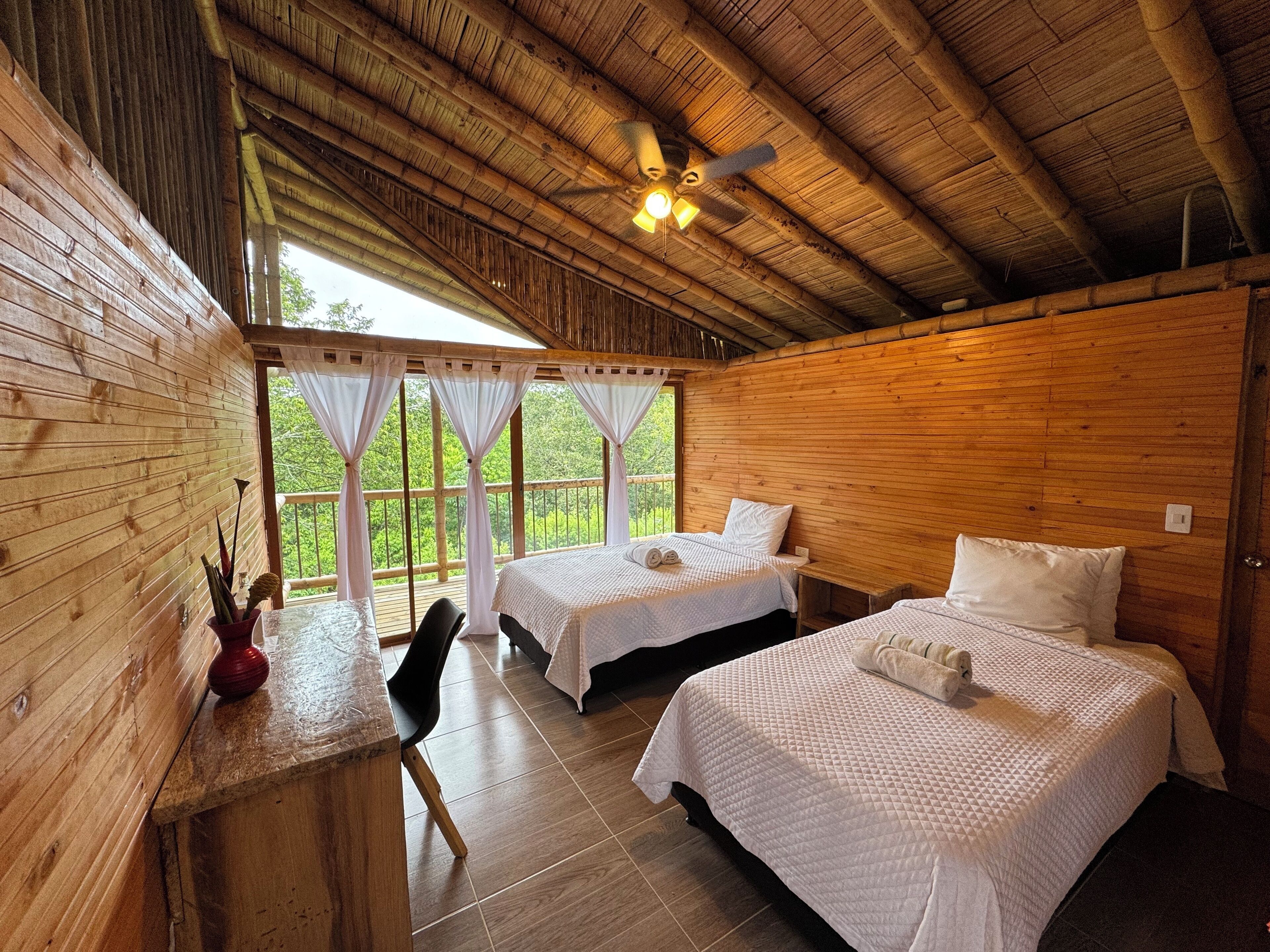 Standaard huisje, uitzicht op heuvels | Een bureau