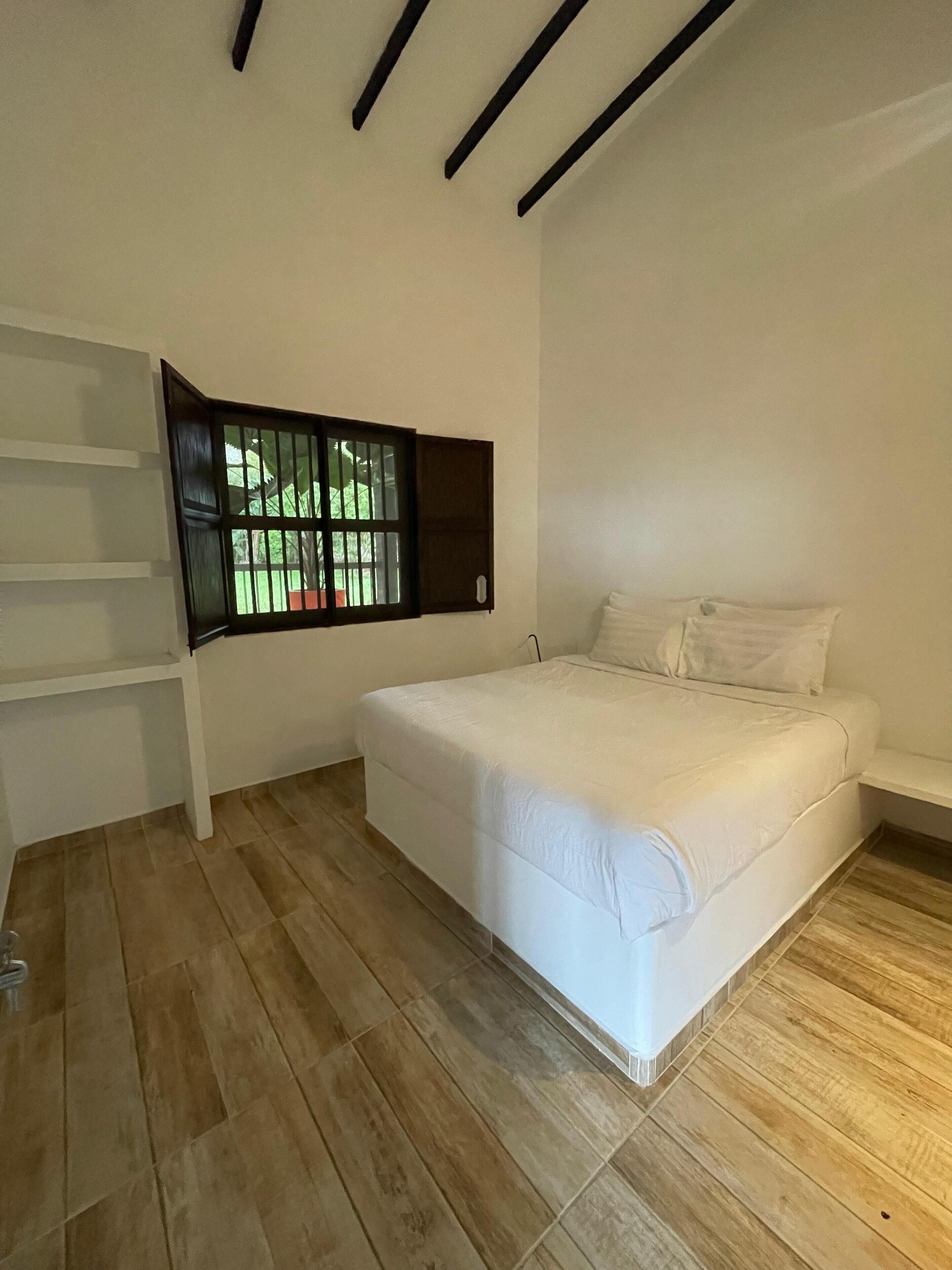 Habitación Confort | Escritorio y ropa de cama 