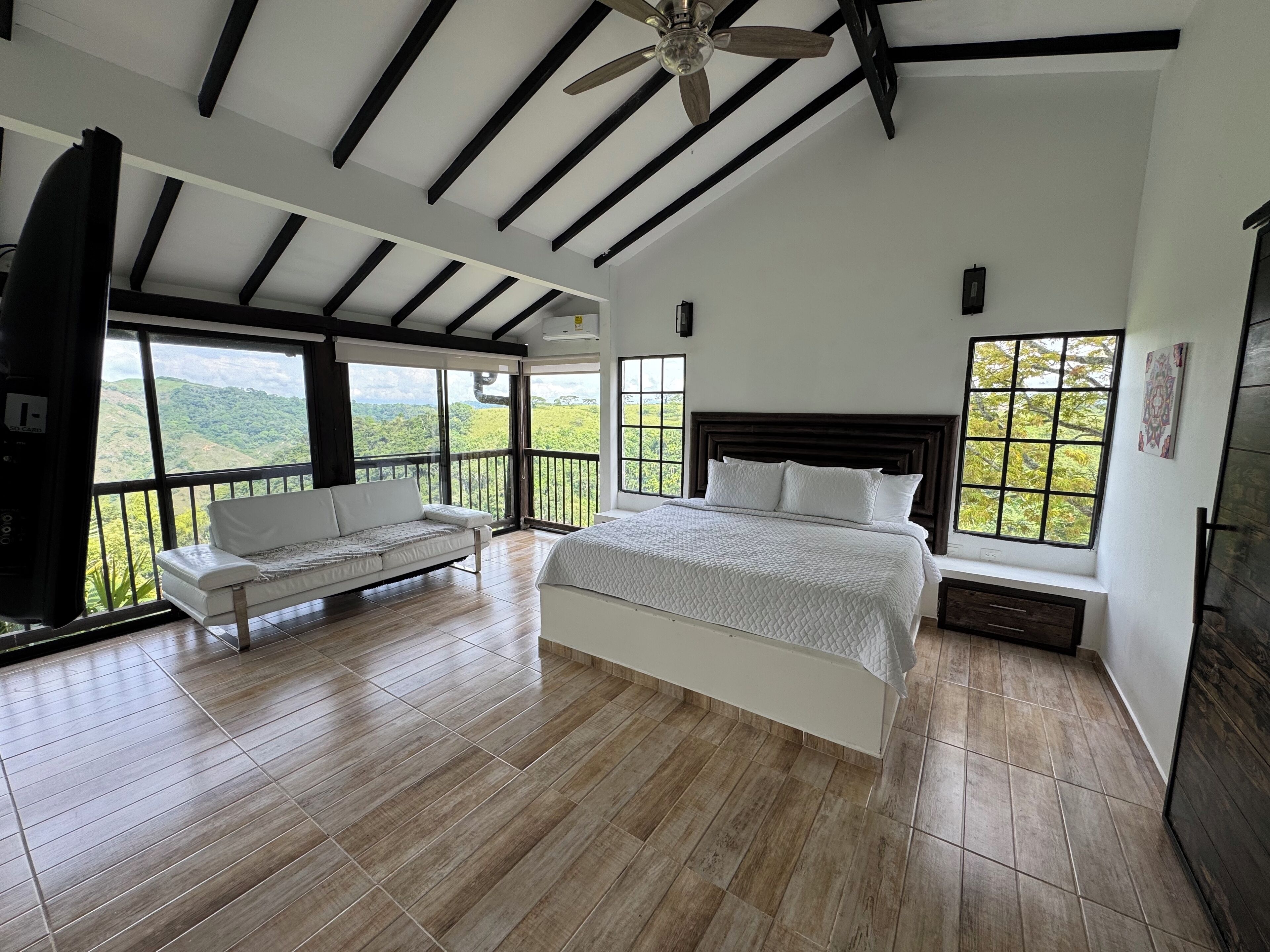 Habitación senior | Escritorio y ropa de cama 